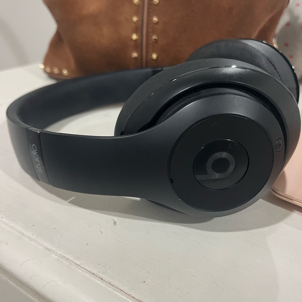Beats by Dre Black Over-Ear Headphones Sleek Design